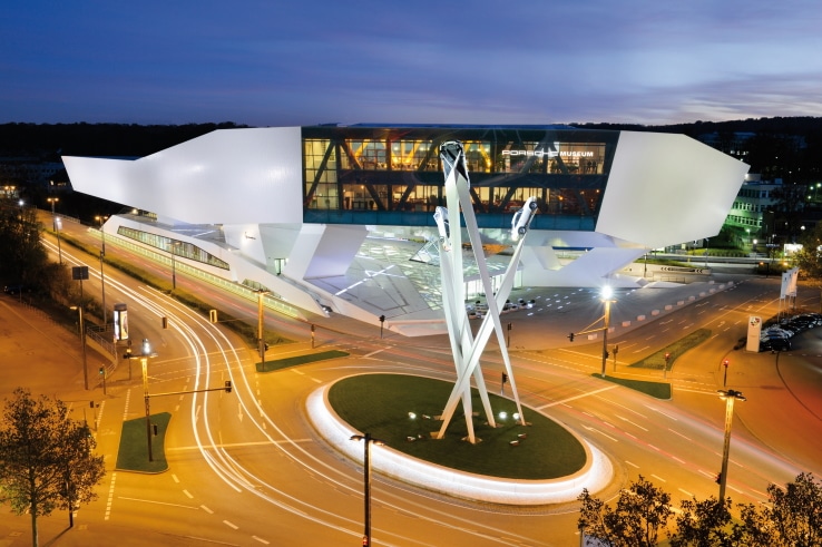 Porsche Museum bei Nacht