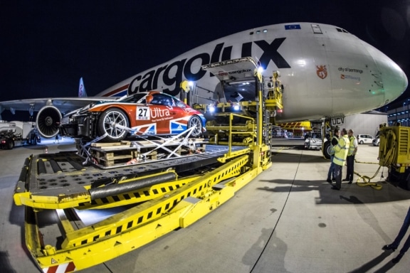 Porsche Rennwagen werden in eine Boing 747 Cargo nach Mexico verladen