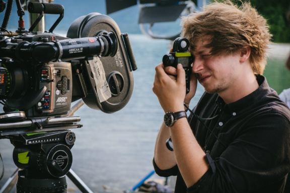 Kameramann von Silbersalz, im Vordergrund eine analoge Filmkamera