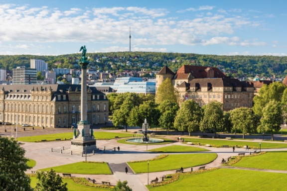 Schlossplatz Stuttgart mit Blick auf das alte und neue Schloss