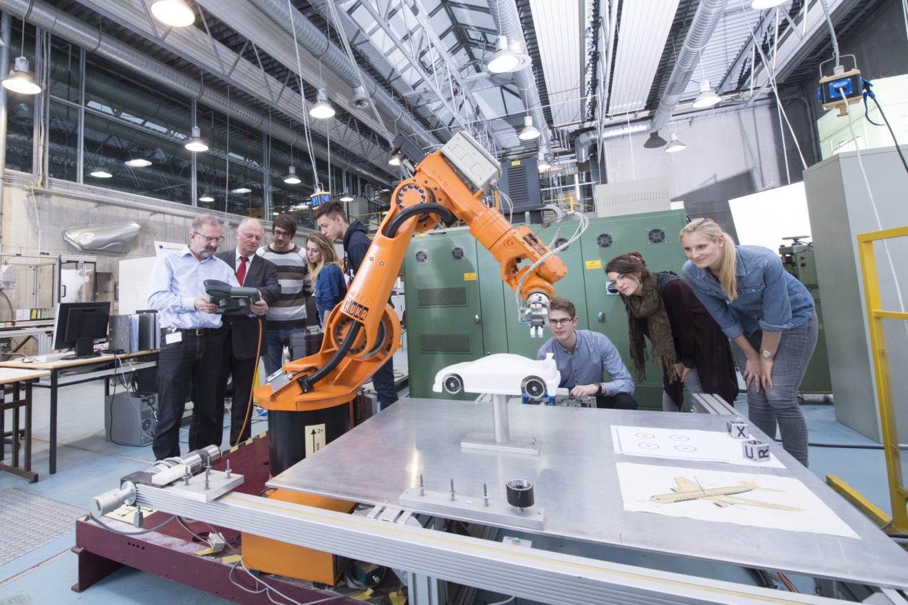 Hochschule Esslingen Labor Maschinenbau, 8 Menschen vor Roboterarm