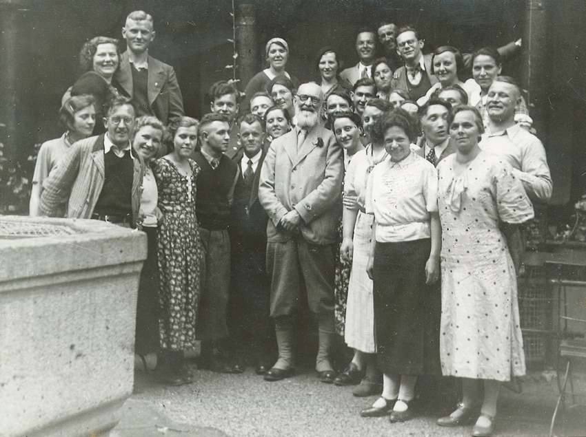 Altes Foto: Robert Bosch mit Angestellten in Stuttgart-Feuerbach, 1935.