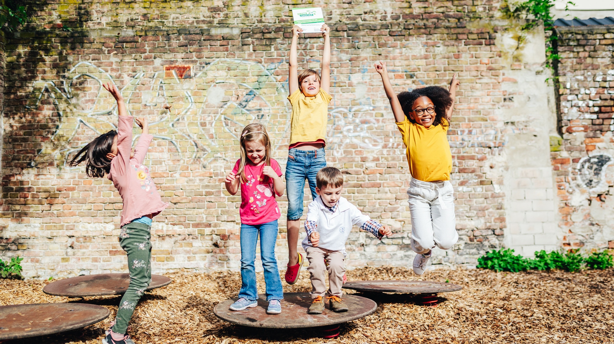 5 Kinder auf Spielplatz