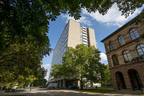 Aussenansicht Gebäude der Universität Stuttgart
