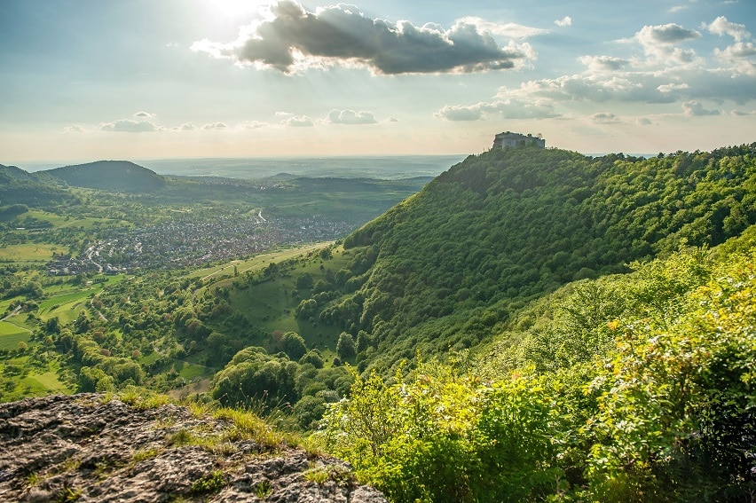 Drohnenaufnahme Albtrauf mit Burg Hohenneuffen