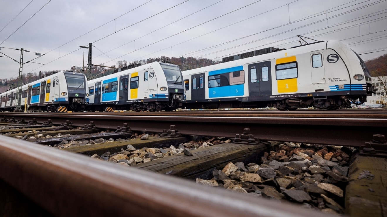 3 S-Bahnen auf Schienen