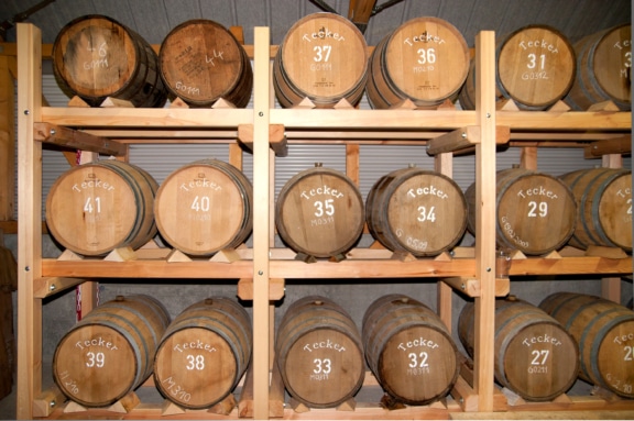 Foto: Schöne Landschaften sind auf Wanderweg garantiert
Foto: Das hauseigene Fasslager der Destillerie Tecker
Foto: Der Whisky wird in geselliger Runde verkostet