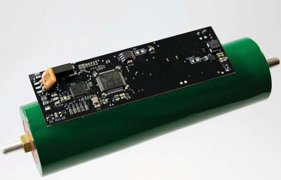 Intelligente Batteriezelle des Fraunhofer IPA: Ein Mikrocontroller erfasst physikalische Parameter wie Temperatur und Ladezustand. Ist eine Zelle leer, klinkt sie sich automatisch aus.