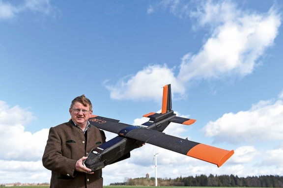 GerMAP: Werner Mayr mit UAV/Drohne (Foto: Reiner Pfisterer)