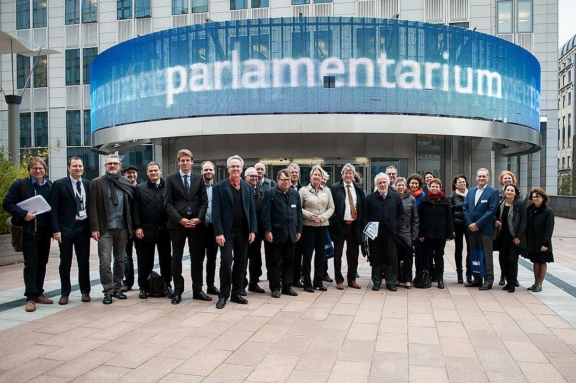 Delegation der Region Stuttgart vor dem Parlamentarium in Brüssel (Foto: Region Stuttgart / FKPH)