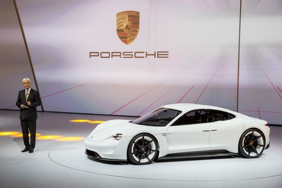 Weltpremiere der Konzeptstudie Mission E von Porsche auf der IAA 2015 (Foto: Porsche)